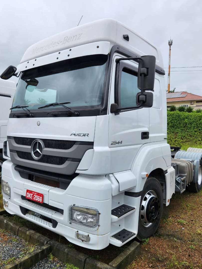 Caminhão MERCEDES BENZ MB 2544 Cavalo Mecânico ANO 2014 de Agricopel Comercio de Derivados de Petróleo LTDA na Santa Catarina