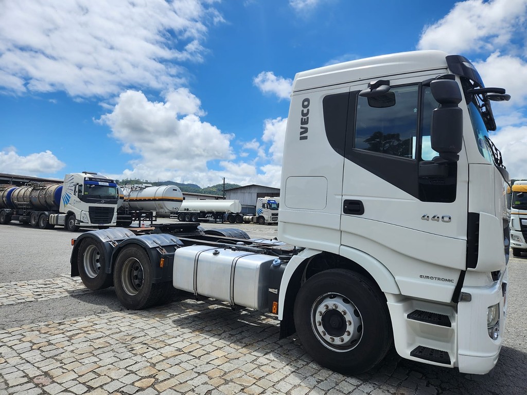 Caminhão IVECO HI WAY 440 Cavalo Mecânico ANO 2016 de Agricopel Comercio de Derivados de Petróleo LTDA na Santa Catarina
