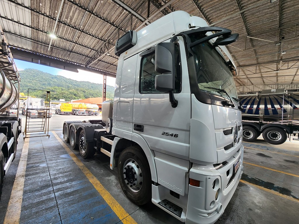 Caminhão MERCEDES BENZ MB 2646 Chassis ANO 2020 de Agricopel Comercio de Derivados de Petróleo LTDA na Santa Catarina