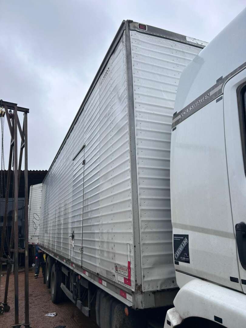 Carreta IMPLEMENTO CAMINHÃO BAÚ Linshalm ANO 2010 1 Eixo de Truck Max Implementos no Paraná