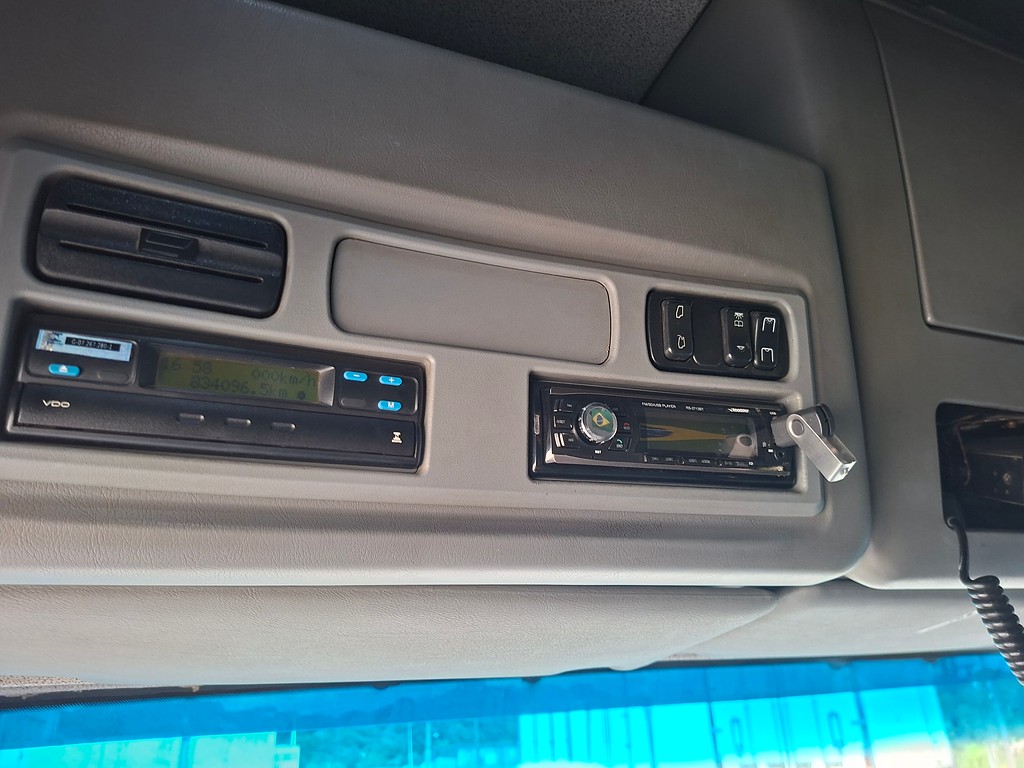 Caminhão MERCEDES BENZ MB 2430 Baú Furgão ANO 2014 de LG Caminhões no Paraná