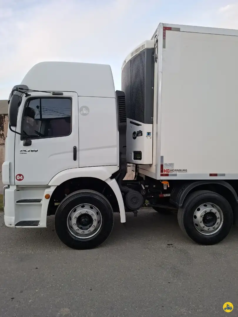 Caminhão VOLKSWAGEN VW 24280 Baú Refrigerado ANO 2022 de LG Caminhões no Paraná