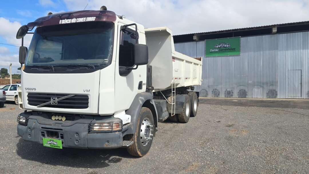 Caminhão VOLVO VM 260 Caçamba Basculante ANO 2011 de Durau e Stoco Comercio de Caminhões LTDA no Paraná