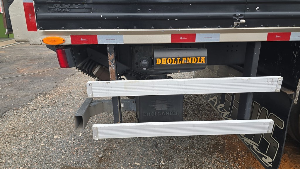 Caminhão SCANIA P310 Baú Furgão + Plataforma Elevatória ANO 2014 de Durau e Stoco Comercio de Caminhões LTDA no Paraná