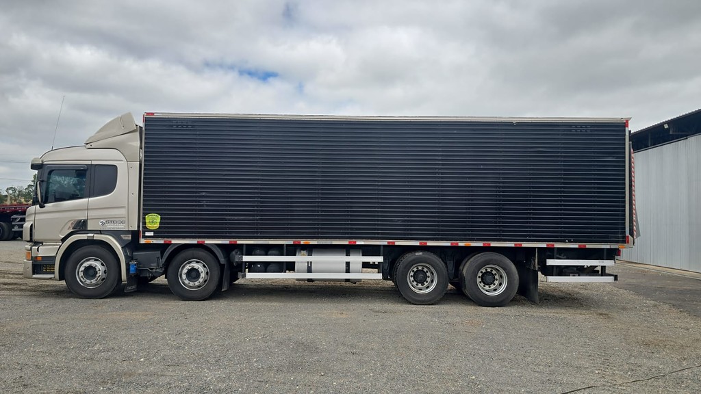 Caminhão SCANIA P310 Baú Furgão + Plataforma Elevatória ANO 2014 de Durau e Stoco Comercio de Caminhões LTDA no Paraná