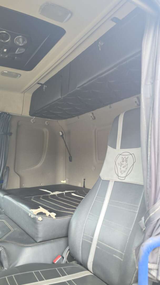 Caminhão SCANIA P310 Baú Furgão + Plataforma Elevatória ANO 2014 de Durau e Stoco Comercio de Caminhões LTDA no Paraná