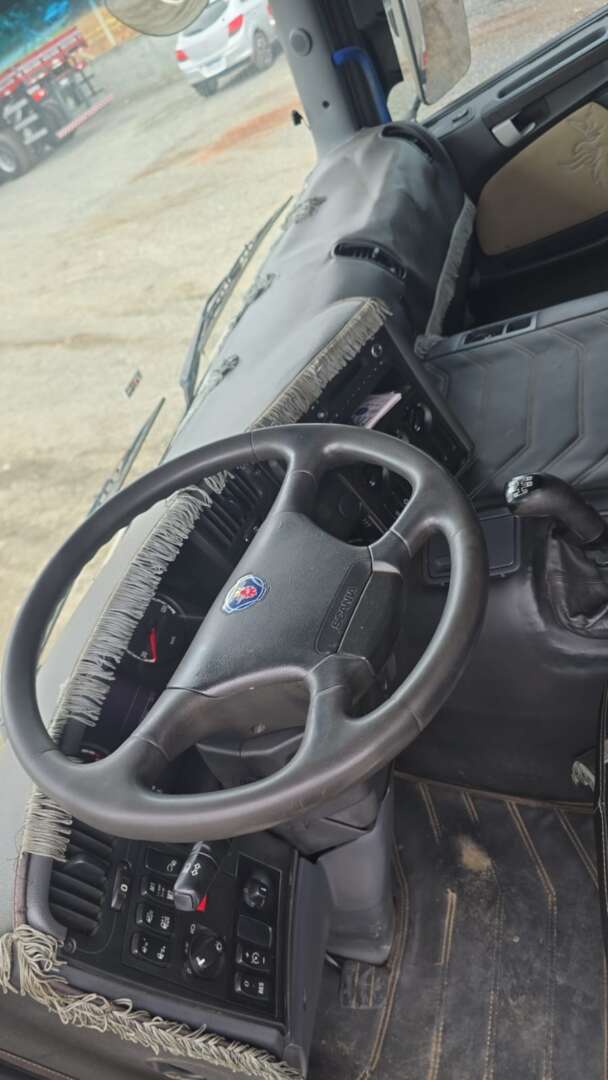 Caminhão SCANIA P310 Baú Furgão + Plataforma Elevatória ANO 2014 de Durau e Stoco Comercio de Caminhões LTDA no Paraná