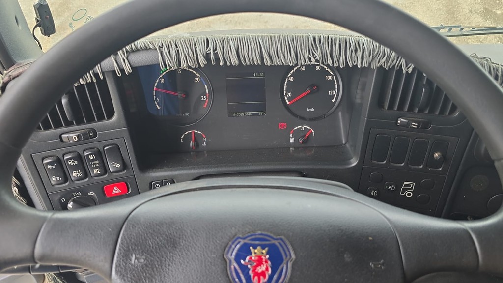 Caminhão SCANIA P310 Baú Furgão + Plataforma Elevatória ANO 2014 de Durau e Stoco Comercio de Caminhões LTDA no Paraná