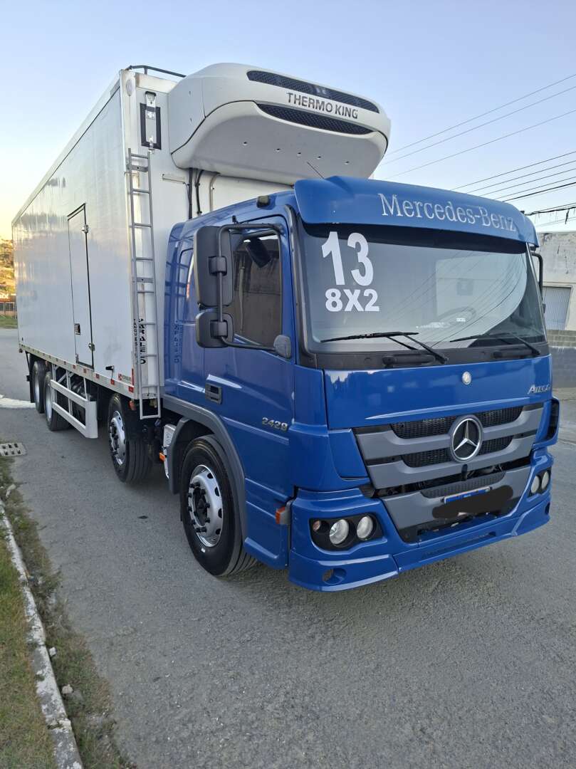 Caminhão MERCEDES BENZ MB 2429 Baú Refrigerado ANO 2013 de LG Caminhões no Paraná