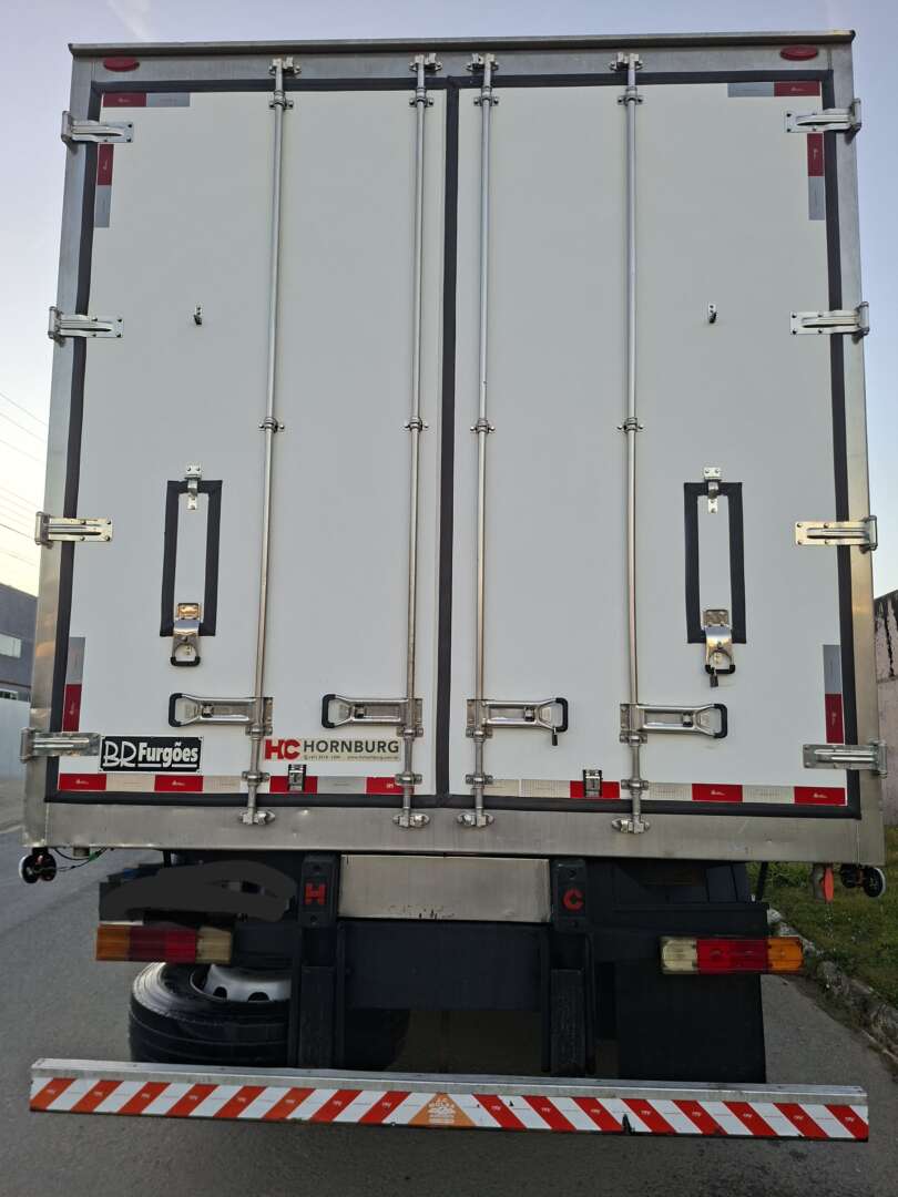 Caminhão MERCEDES BENZ MB 2429 Baú Refrigerado ANO 2013 de LG Caminhões no Paraná