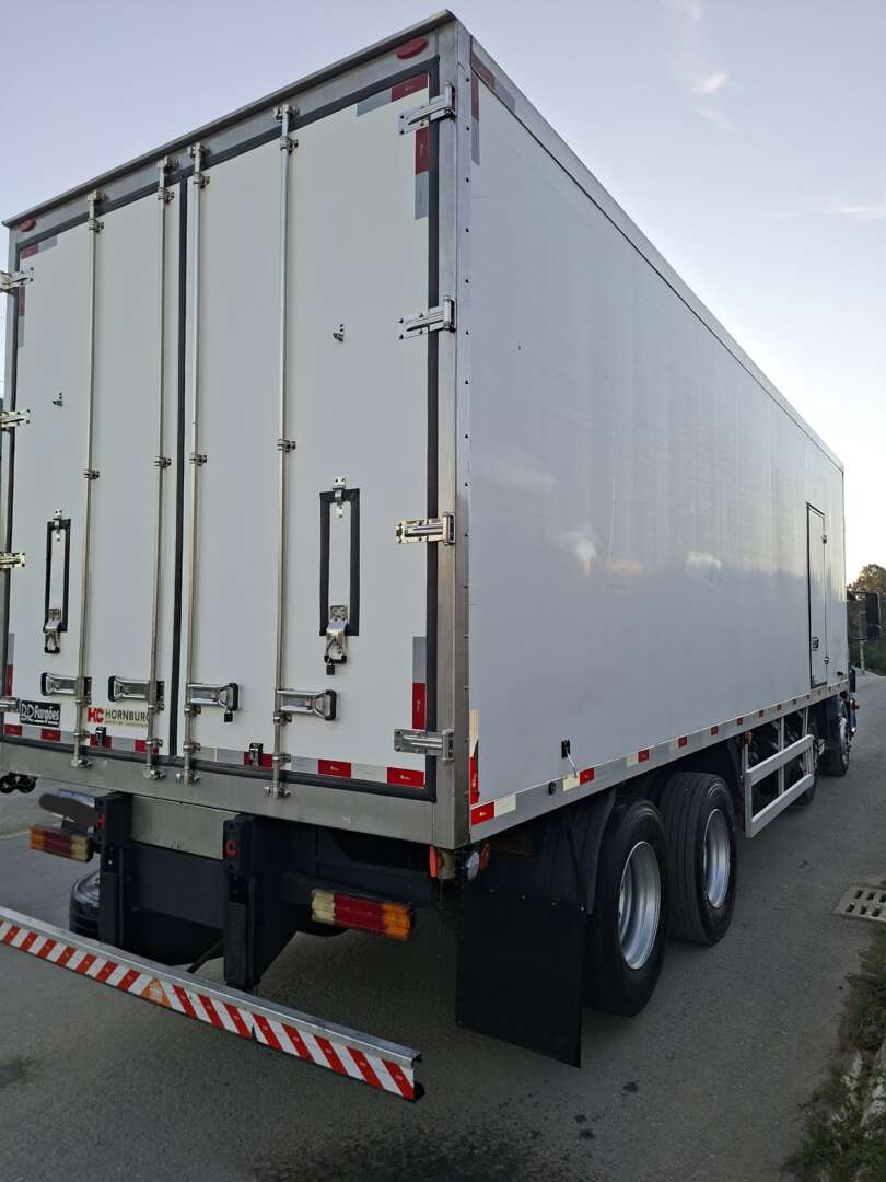 Caminhão MERCEDES BENZ MB 2429 Baú Refrigerado ANO 2013 de LG Caminhões no Paraná