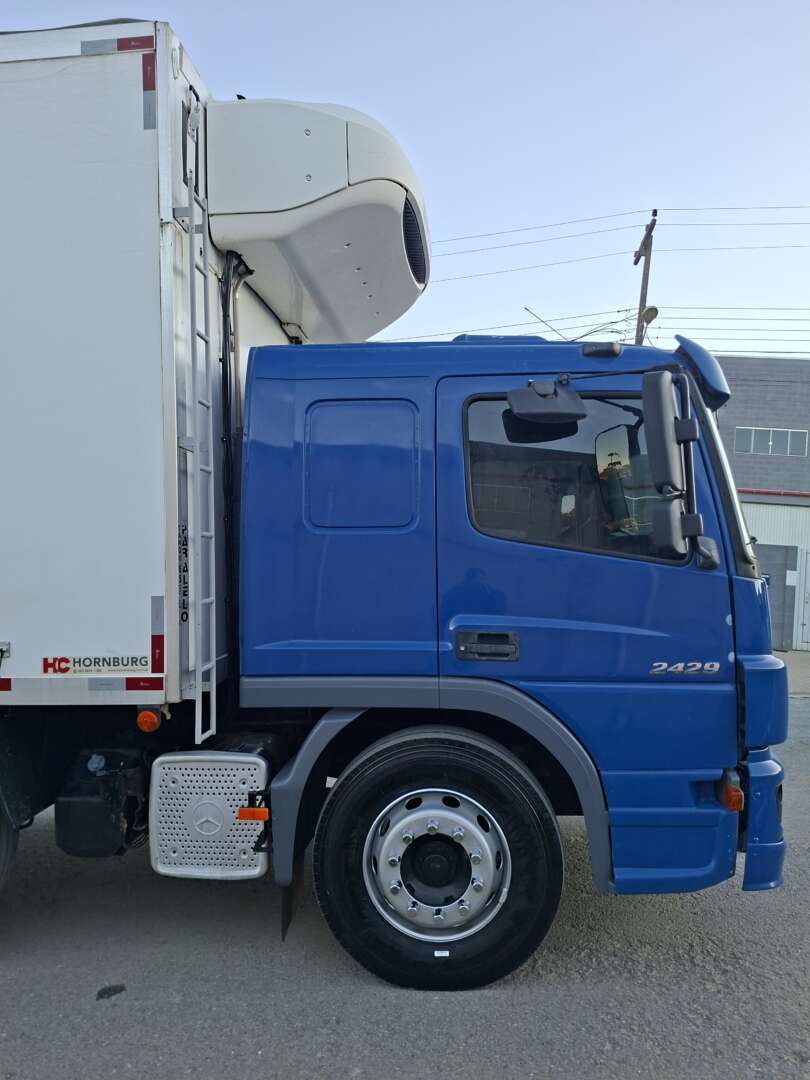 Caminhão MERCEDES BENZ MB 2429 Baú Refrigerado ANO 2013 de LG Caminhões no Paraná