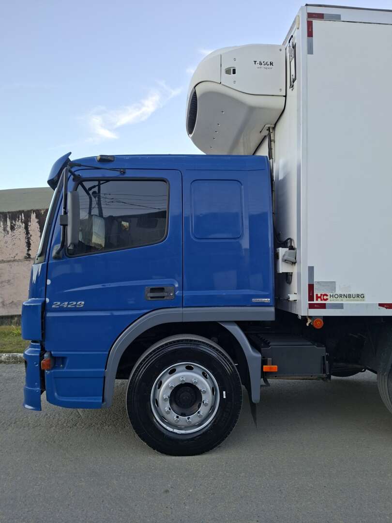 Caminhão MERCEDES BENZ MB 2429 Baú Refrigerado ANO 2013 de LG Caminhões no Paraná