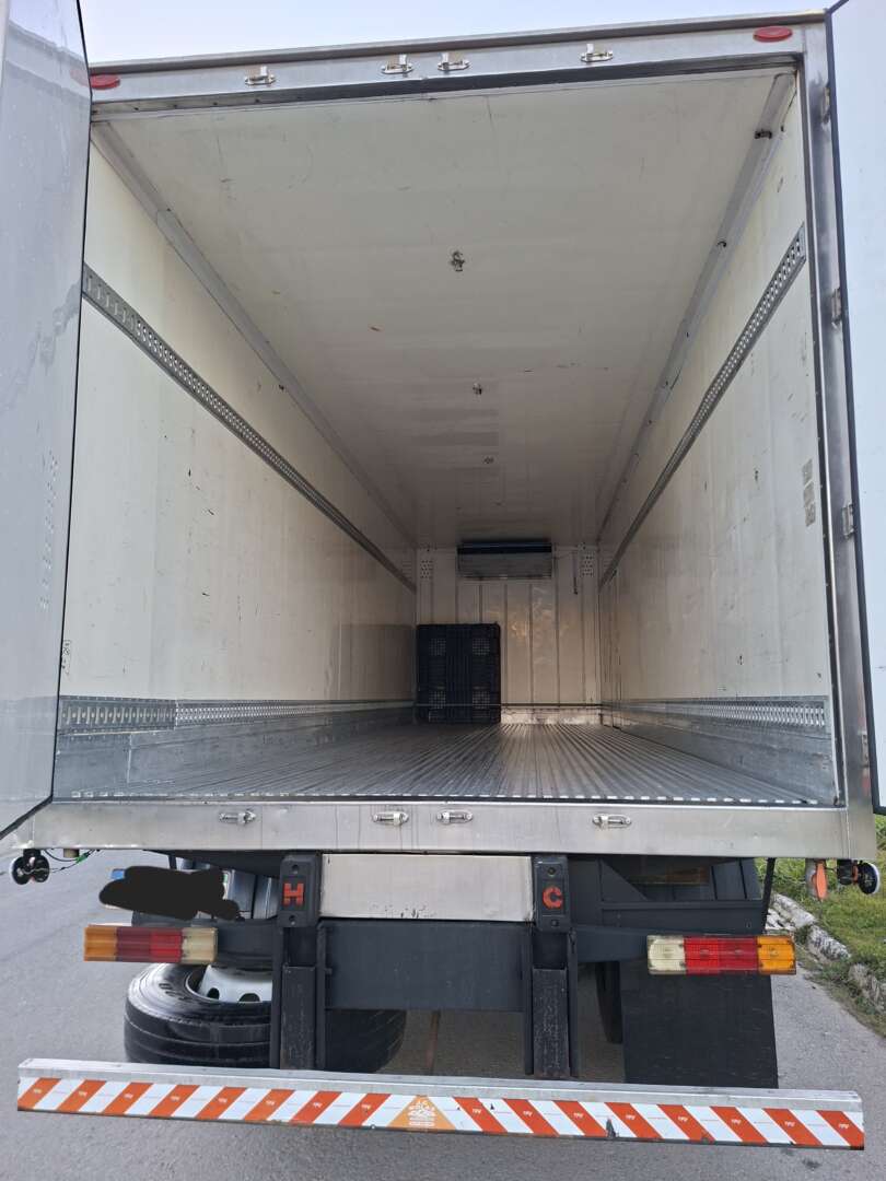 Caminhão MERCEDES BENZ MB 2429 Baú Refrigerado ANO 2013 de LG Caminhões no Paraná