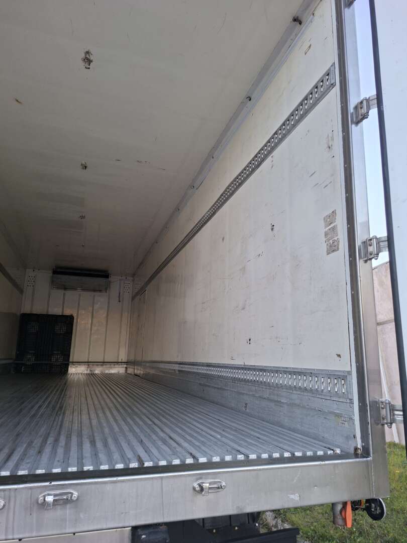 Caminhão MERCEDES BENZ MB 2429 Baú Refrigerado ANO 2013 de LG Caminhões no Paraná