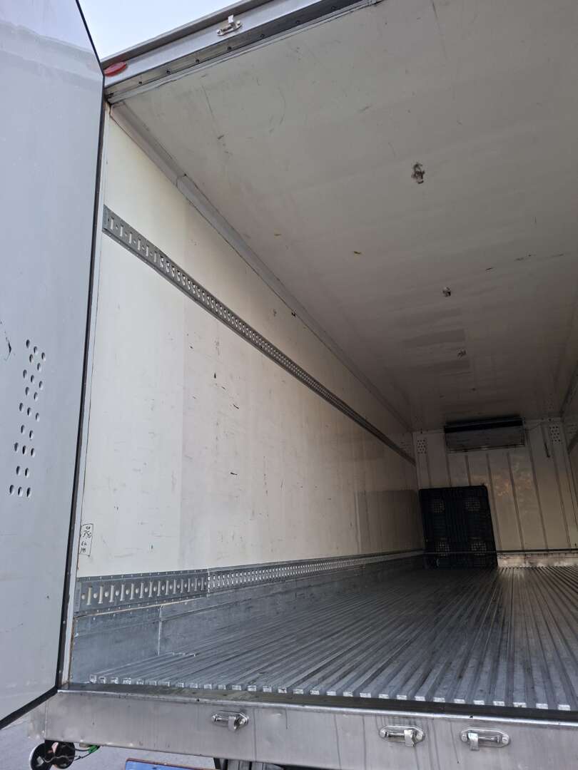 Caminhão MERCEDES BENZ MB 2429 Baú Refrigerado ANO 2013 de LG Caminhões no Paraná