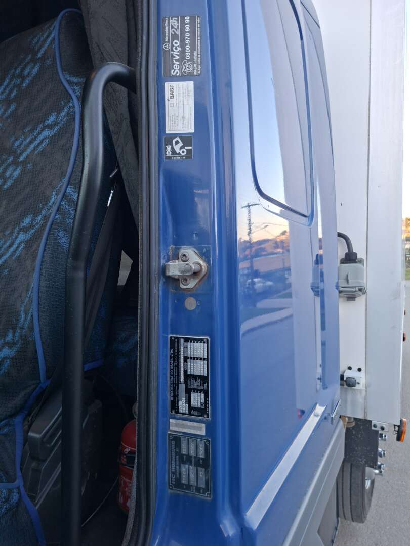 Caminhão MERCEDES BENZ MB 2429 Baú Refrigerado ANO 2013 de LG Caminhões no Paraná