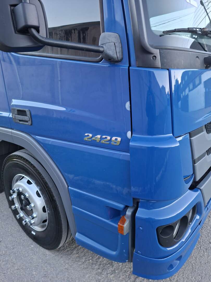 Caminhão MERCEDES BENZ MB 2429 Baú Refrigerado ANO 2013 de LG Caminhões no Paraná
