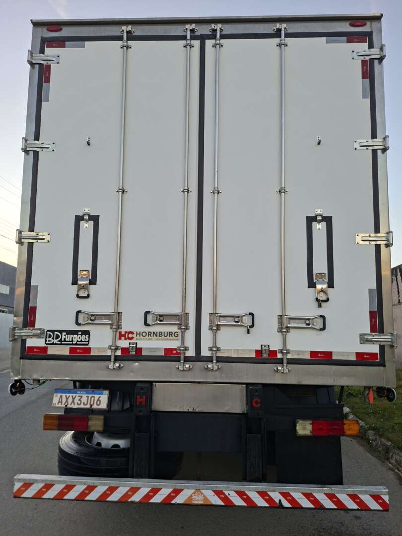 Caminhão MERCEDES BENZ MB 2429 Baú Refrigerado ANO 2013 de LG Caminhões no Paraná