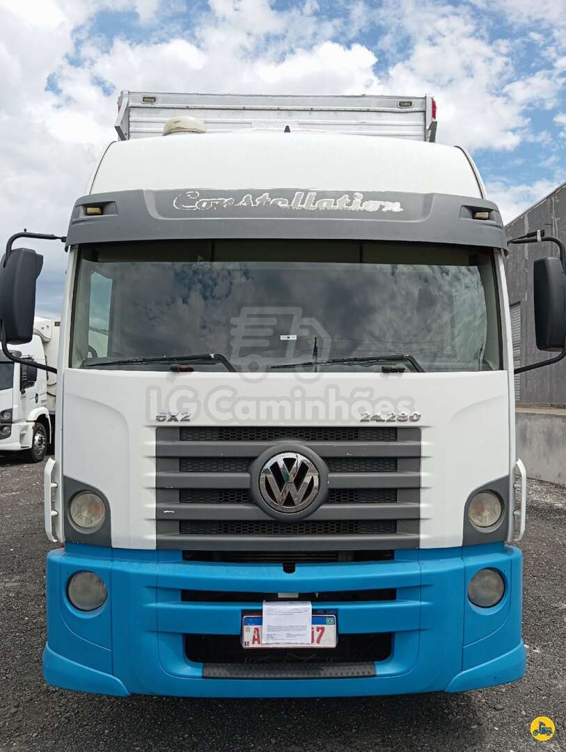 Caminhão VOLKSWAGEN VW 24280 Baú Furgão ANO 2013 de LG Caminhões no Paraná