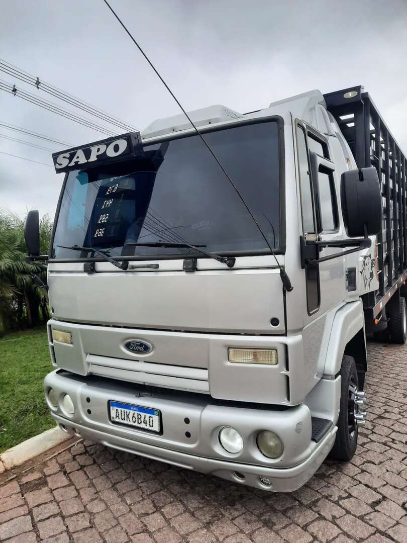 Caminhão FORD CARGO 815 Boiadeiro ANO 2012 de LG Caminhões no Paraná