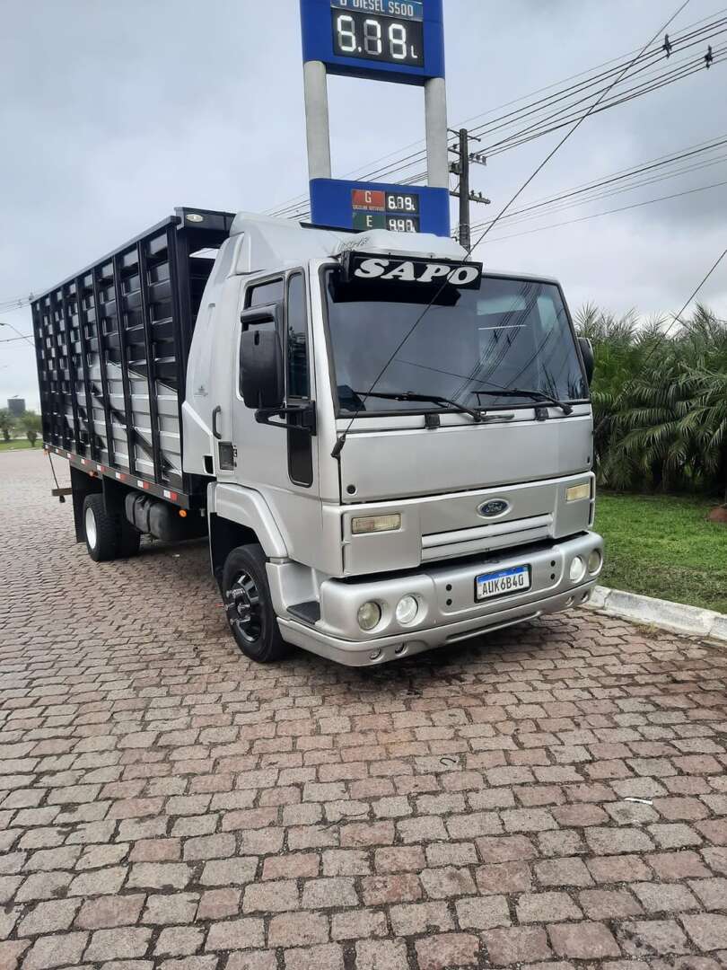 Caminhão FORD CARGO 815 Boiadeiro ANO 2012 de LG Caminhões no Paraná