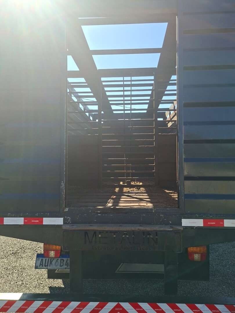 Caminhão FORD CARGO 815 Boiadeiro ANO 2012 de LG Caminhões no Paraná