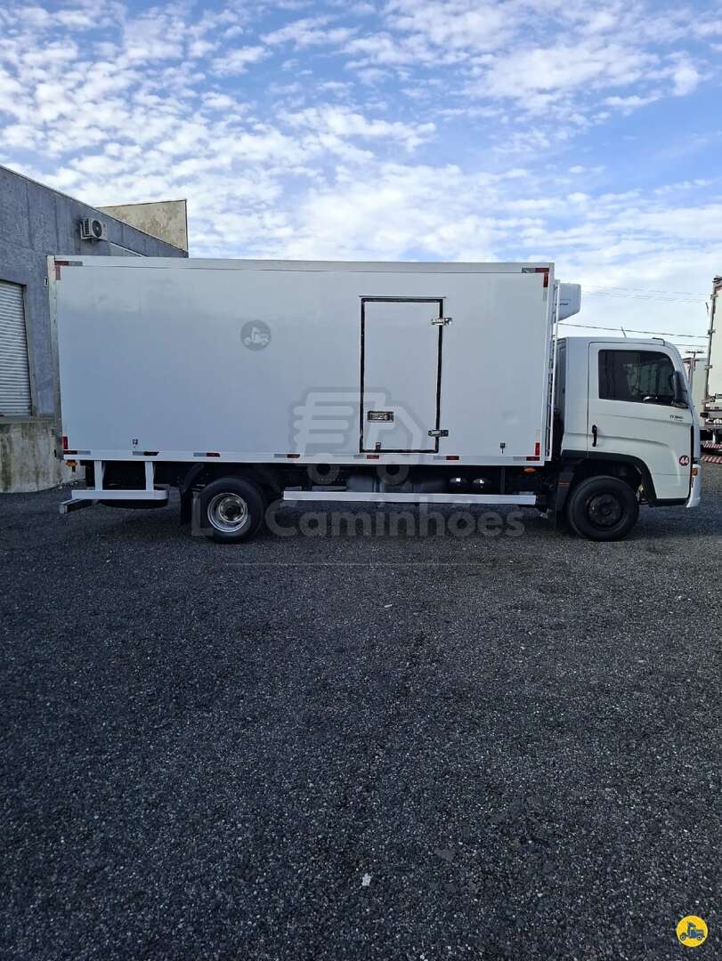 Caminhão VOLKSWAGEN VW 11180 Baú Refrigerado ANO 2020 de LG Caminhões no Paraná