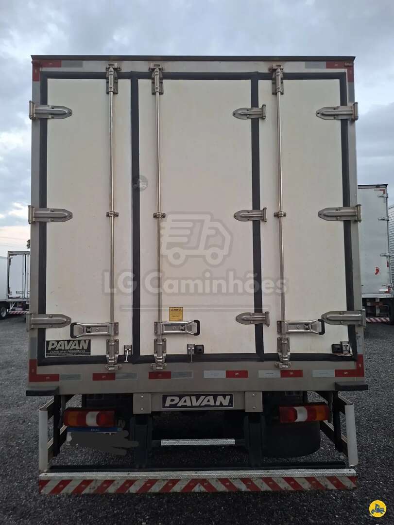 Caminhão MERCEDES BENZ MB 1117 Baú Frigorífico ANO 2026 de LG Caminhões no Paraná
