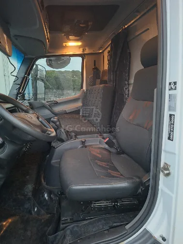 Caminhão MERCEDES BENZ MB 1117 Baú Frigorífico ANO 2026 de LG Caminhões no Paraná