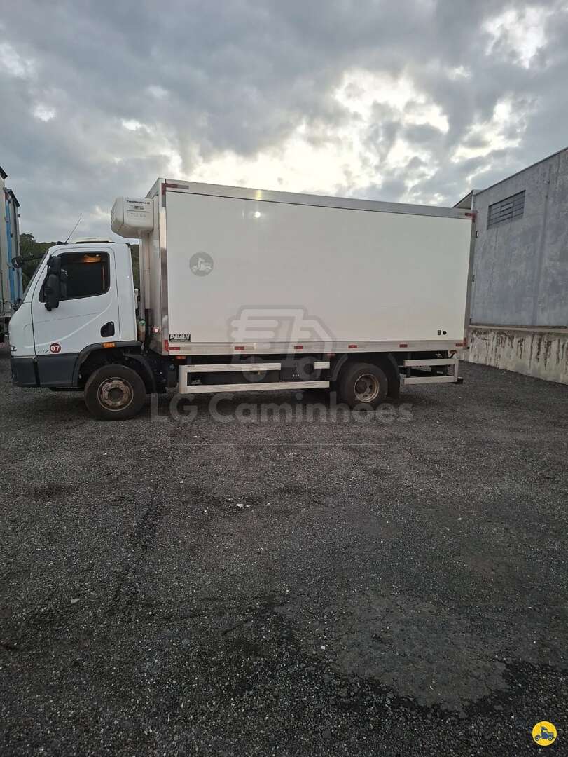 Caminhão MERCEDES BENZ MB 1117 Baú Frigorífico ANO 2026 de LG Caminhões no Paraná
