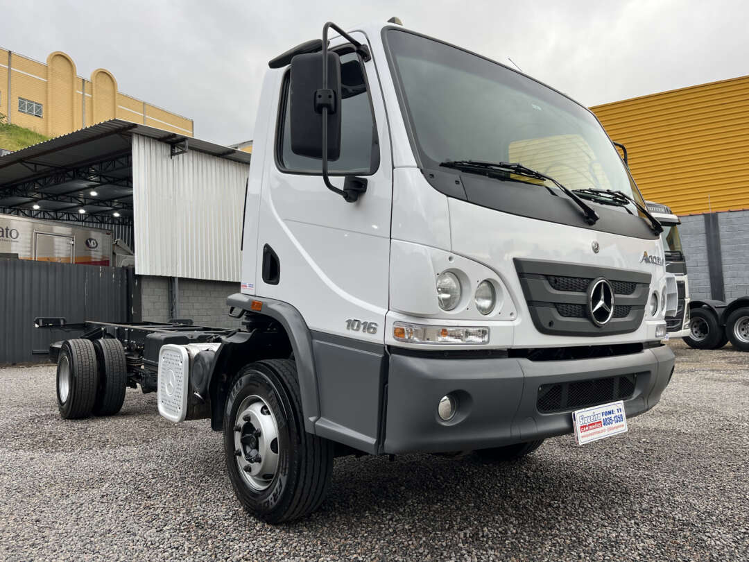Caminhão MERCEDES BENZ MB 1016 Chassis ANO 2022 de Siqueira Caminhões em São Paulo