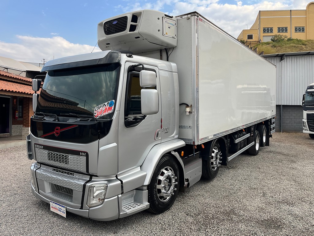 Caminhão VOLVO VM 330 Baú Refrigerado ANO 2021 de Siqueira Caminhões em São Paulo