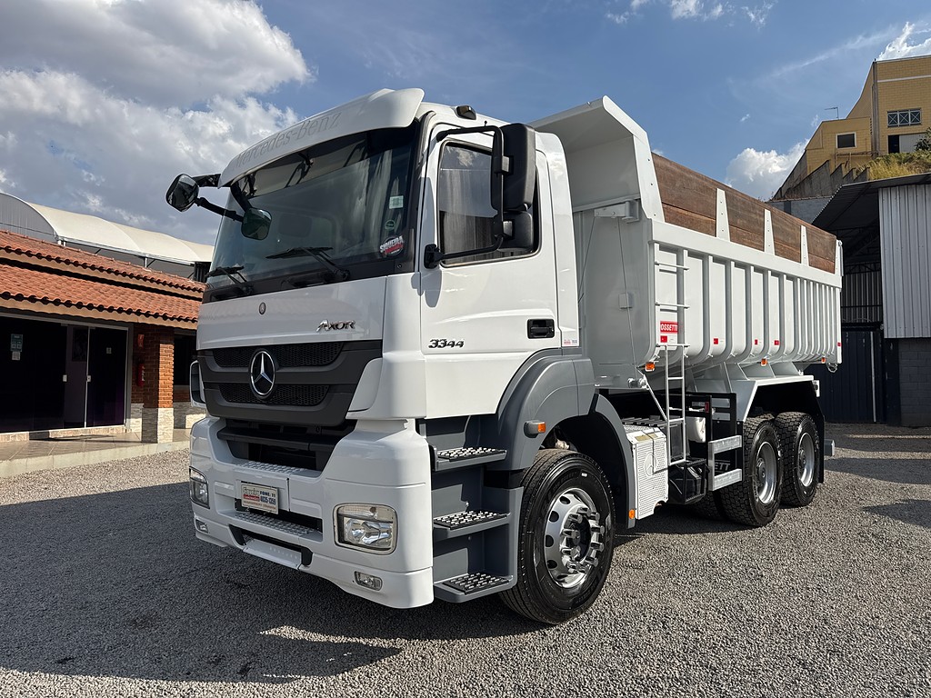 Caminhão MERCEDES BENZ MB 3344 Caçamba Basculante ANO 2017 de Siqueira Caminhões em São Paulo