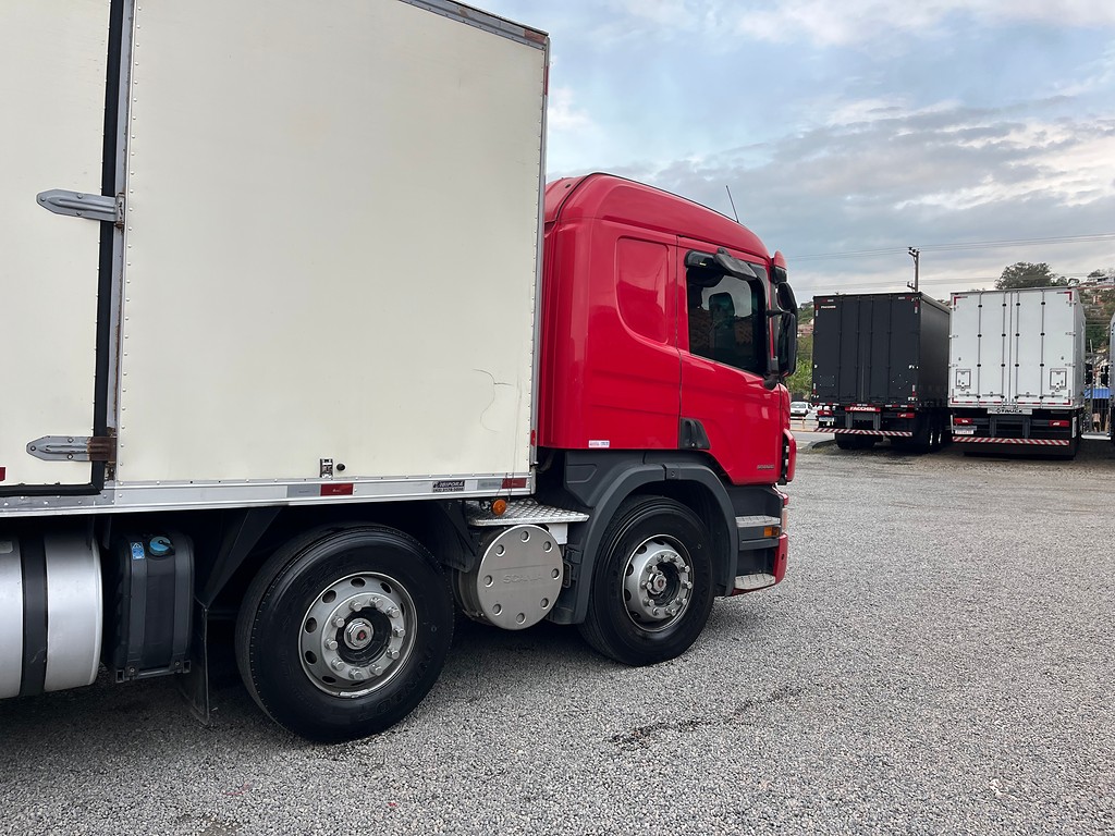 Caminhão SCANIA 310 Baú Furgão ANO 2014 de Siqueira Caminhões em São Paulo