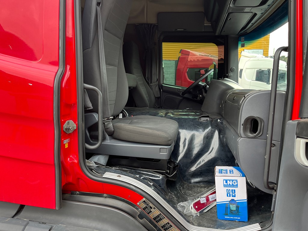 Caminhão SCANIA 310 Baú Furgão ANO 2014 de Siqueira Caminhões em São Paulo