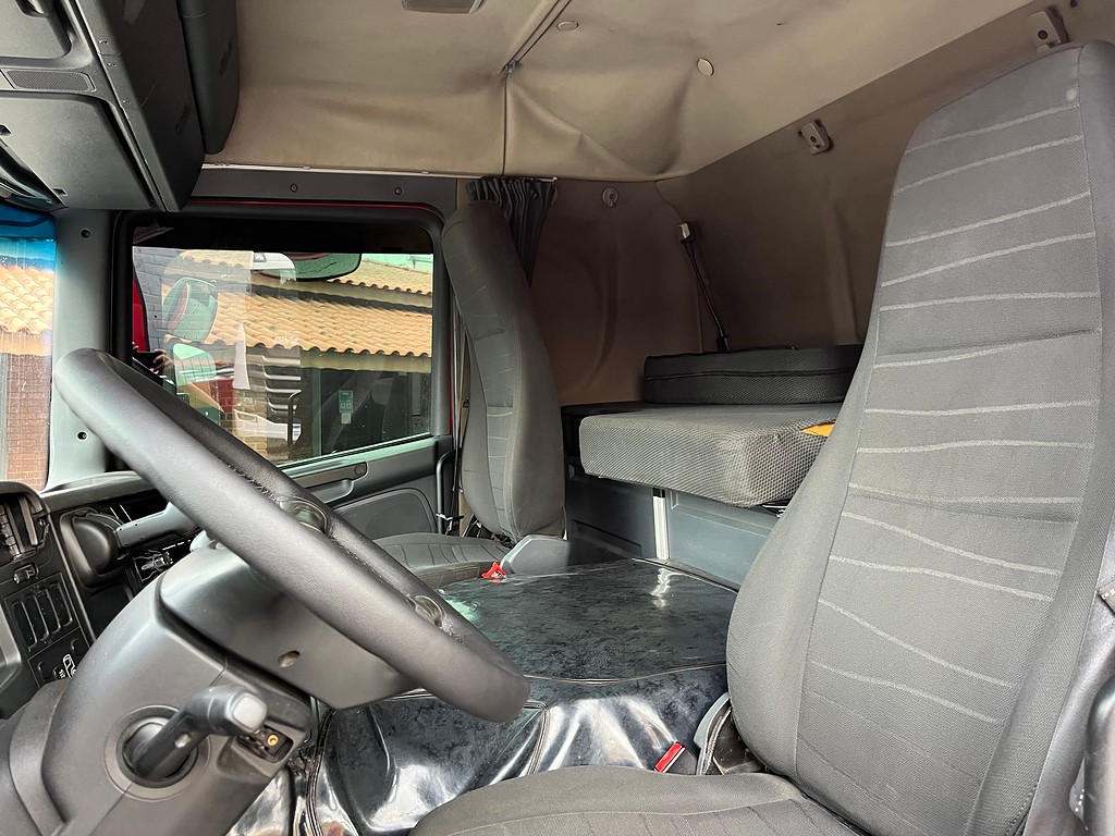 Caminhão SCANIA 310 Baú Furgão ANO 2014 de Siqueira Caminhões em São Paulo