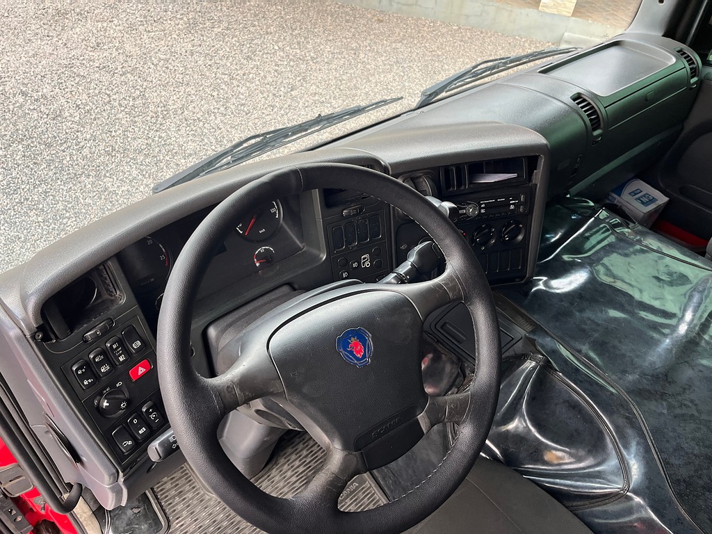Caminhão SCANIA 310 Baú Furgão ANO 2014 de Siqueira Caminhões em São Paulo