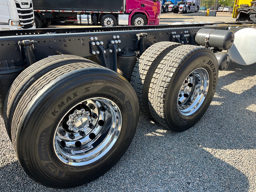 Caminhão SCANIA P360 Chassis ANO 2022 de Siqueira Caminhões em São Paulo