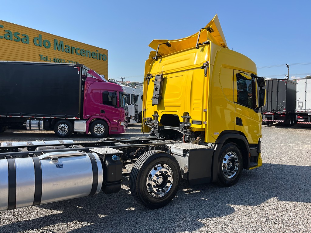 Caminhão SCANIA P360 Chassis ANO 2022 de Siqueira Caminhões em São Paulo