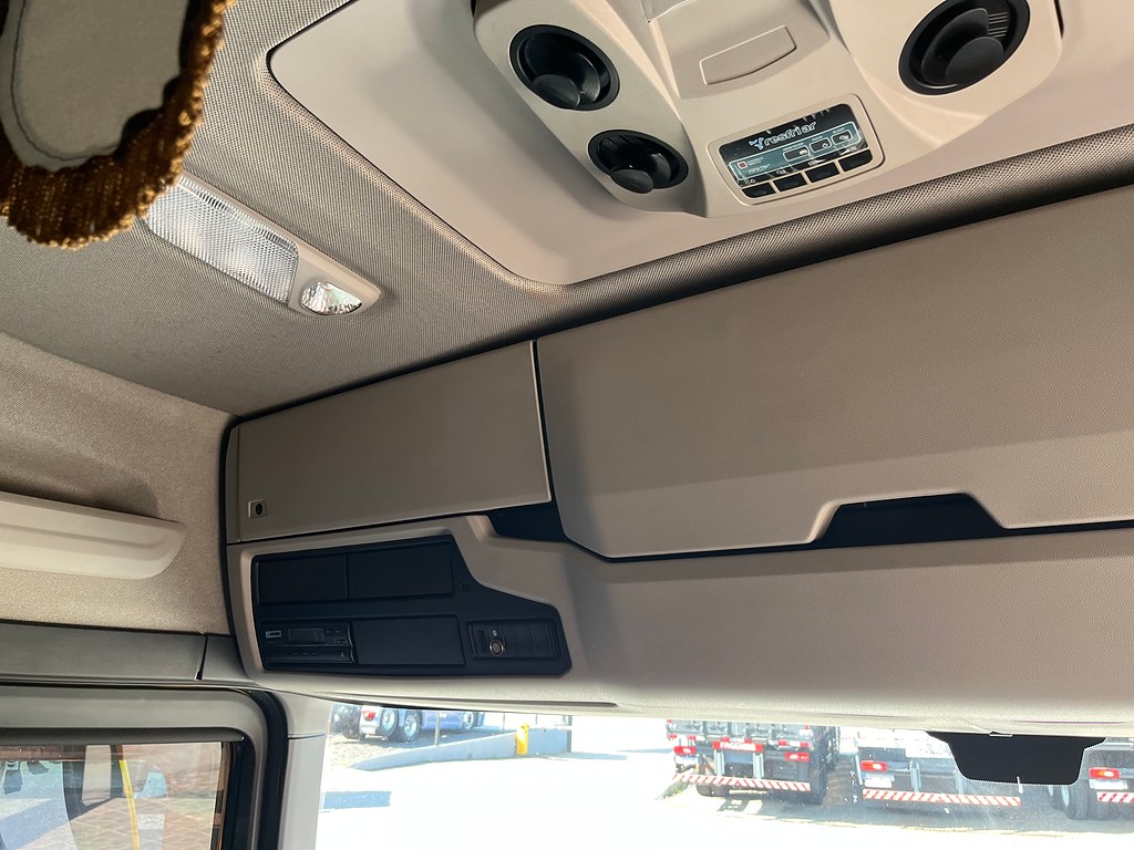 Caminhão SCANIA P360 Chassis ANO 2022 de Siqueira Caminhões em São Paulo