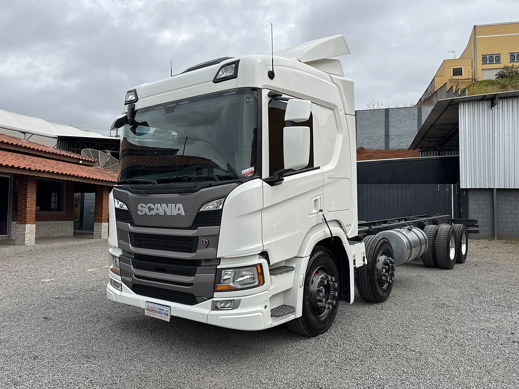 Caminhão SCANIA P360 Chassis ANO 2021 de Siqueira Caminhões em São Paulo