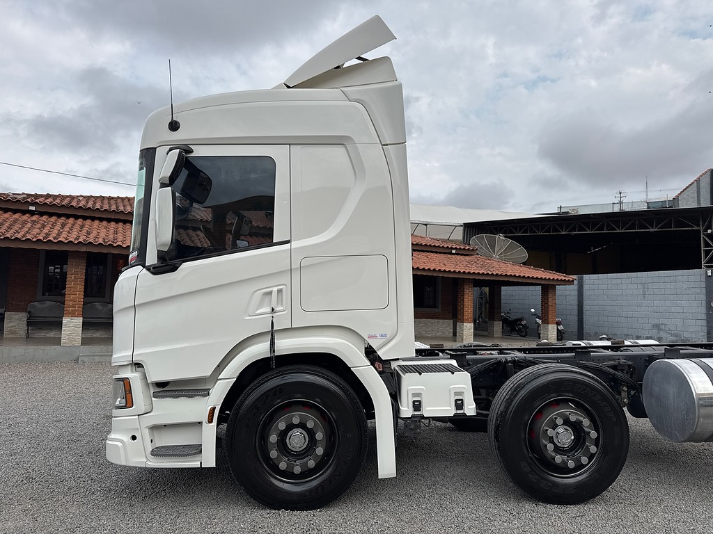 Caminhão SCANIA P360 Chassis ANO 2021 de Siqueira Caminhões em São Paulo