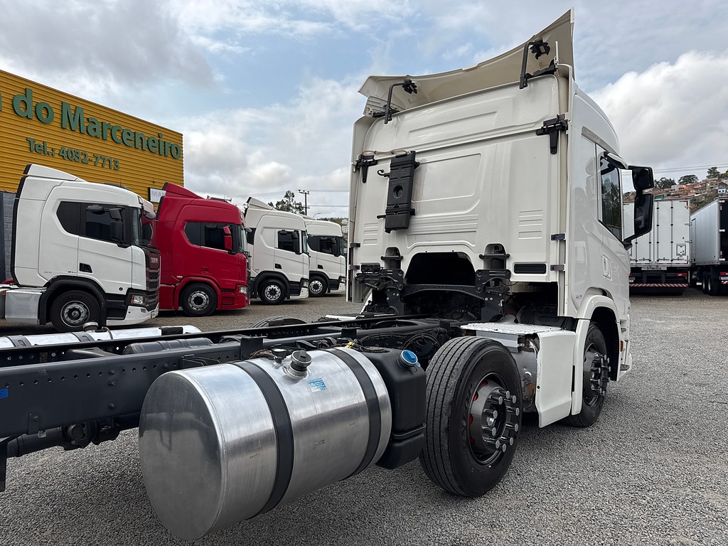 Caminhão SCANIA P360 Chassis ANO 2021 de Siqueira Caminhões em São Paulo