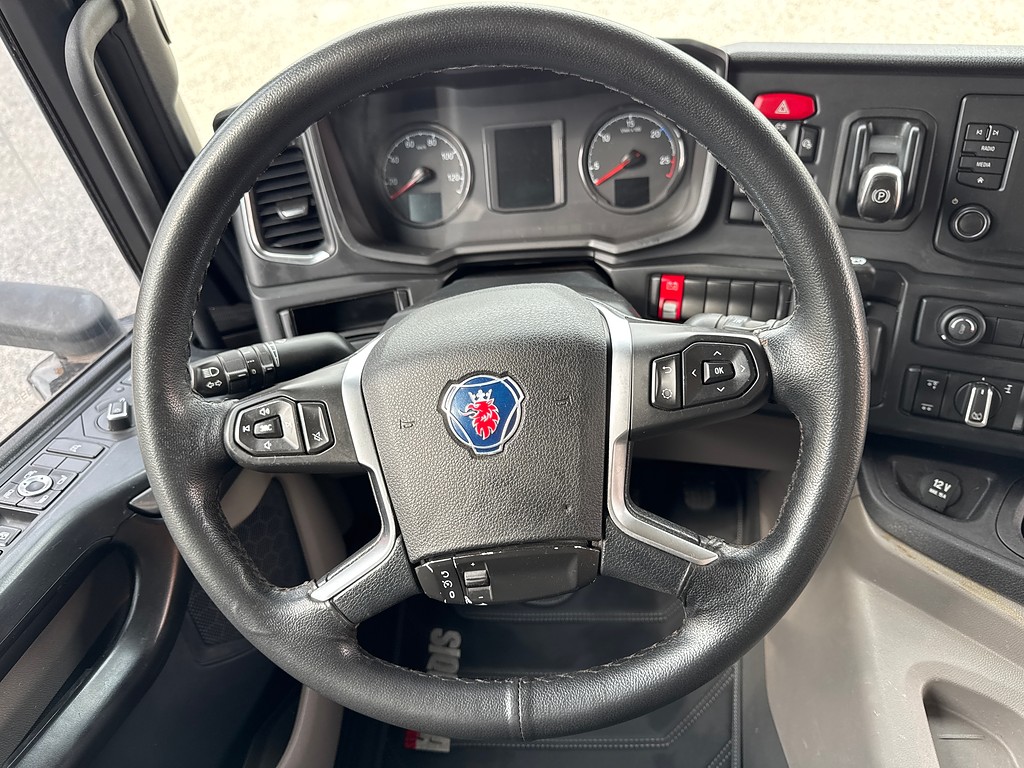 Caminhão SCANIA P360 Chassis ANO 2021 de Siqueira Caminhões em São Paulo