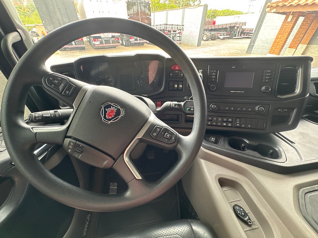 Caminhão SCANIA P360 Baú Sider ANO 2024 de Siqueira Caminhões em São Paulo