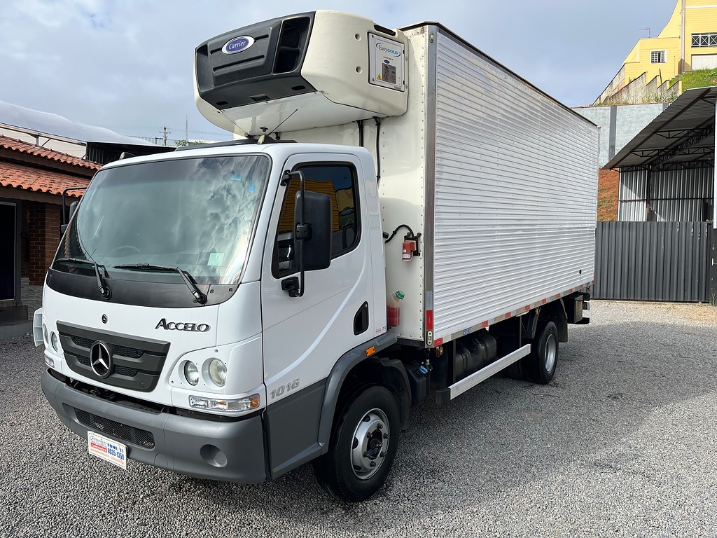 Caminhão MERCEDES BENZ MB 1016 Baú Refrigerado ANO 2022 de Siqueira Caminhões em São Paulo