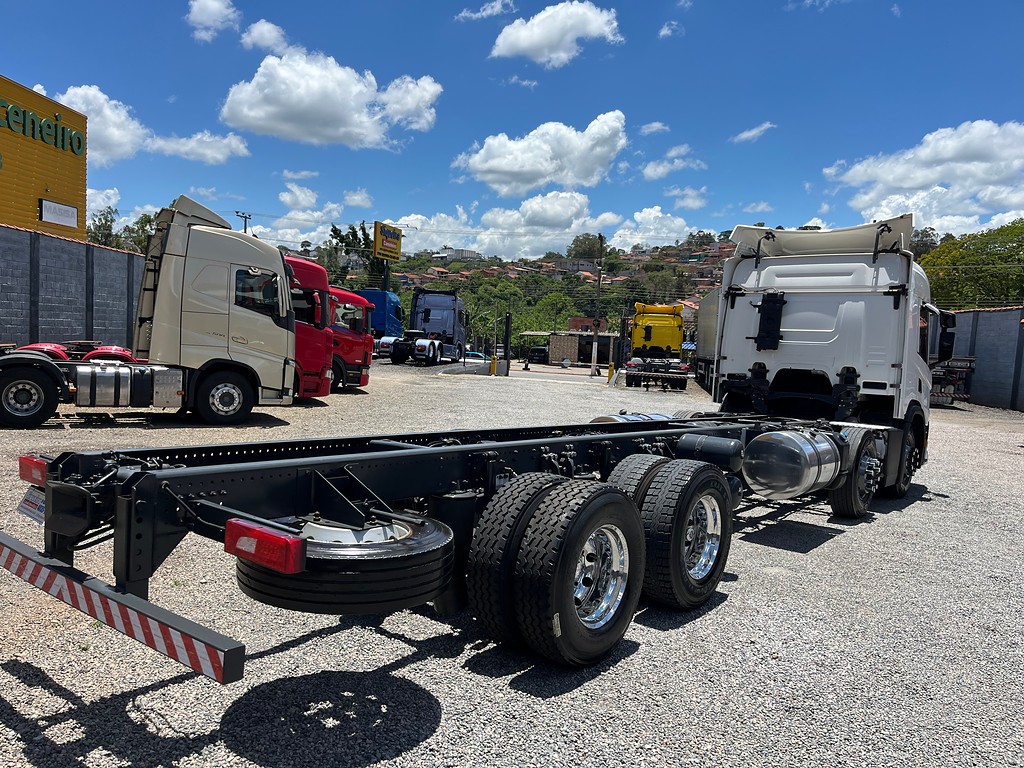 Caminhão SCANIA P360 Chassis ANO 2021 de Siqueira Caminhões em São Paulo