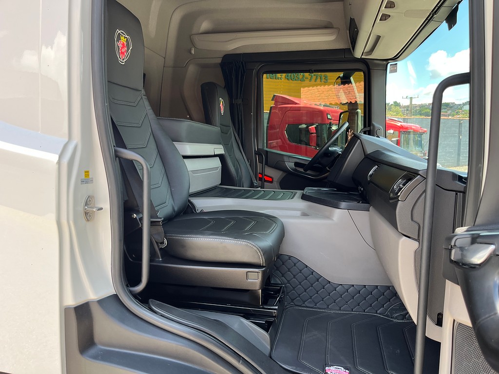 Caminhão SCANIA P360 Chassis ANO 2021 de Siqueira Caminhões em São Paulo