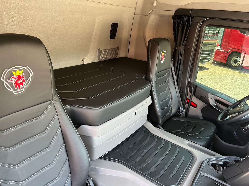 Caminhão SCANIA P360 Chassis ANO 2021 de Siqueira Caminhões em São Paulo